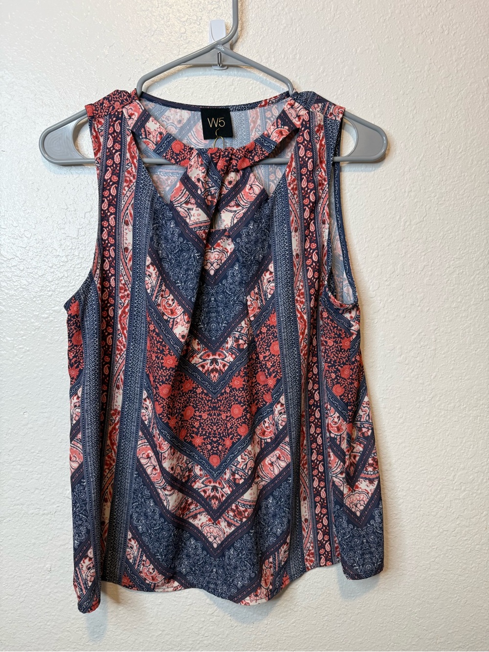 W5 Navy and Red Paisley Sleeveless Top Cut Out Neckline Size Medium Boho Office